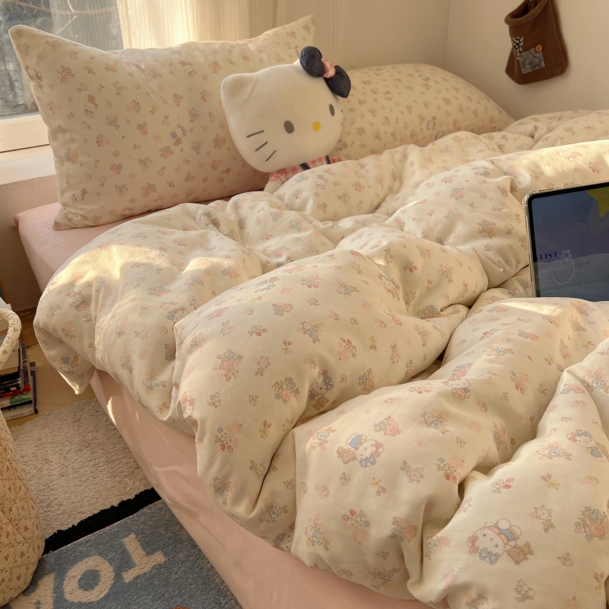 91家纺网 家纺一手货源 找家纺 六巷胡同 2026新款INS博主风卡通A类全棉双层纱四件套 双层纱-花圃萝莉猫