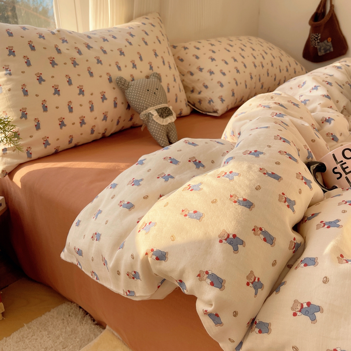 91家纺网 家纺一手货源 找家纺 六巷胡同 2026新款INS博主风卡通A类全棉双层纱四件套 双层纱-多乐背带熊