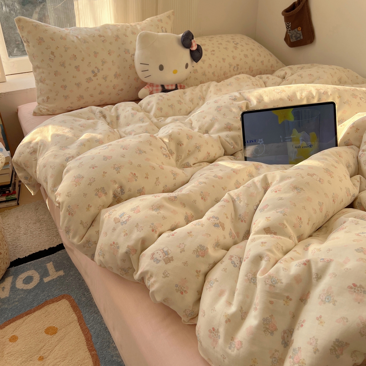 91家纺网 家纺一手货源 找家纺 六巷胡同 2026新款INS博主风卡通A类全棉双层纱四件套 双层纱-花圃萝莉猫