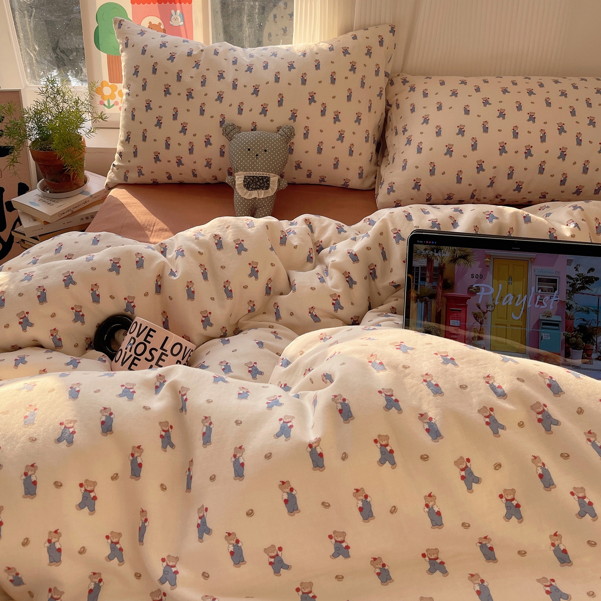 91家纺网 家纺一手货源 找家纺 六巷胡同 2026新款INS博主风卡通A类全棉双层纱四件套 双层纱-多乐背带熊