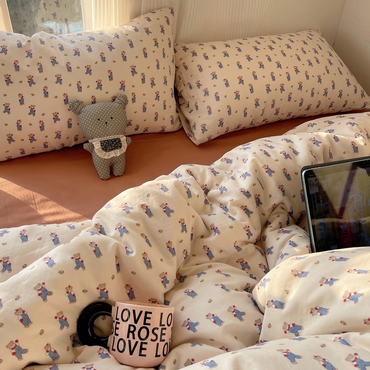 91家纺网 家纺一手货源 找家纺 六巷胡同 2026新款INS博主风卡通A类全棉双层纱四件套 双层纱-多乐背带熊