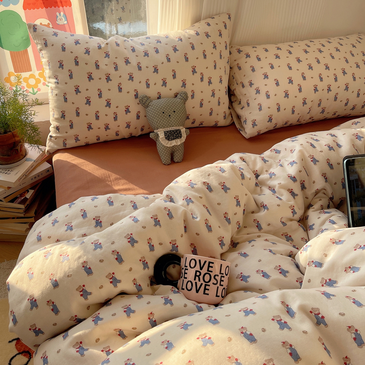 91家纺网 家纺一手货源 找家纺 六巷胡同 2026新款INS博主风卡通A类全棉双层纱四件套 双层纱-多乐背带熊