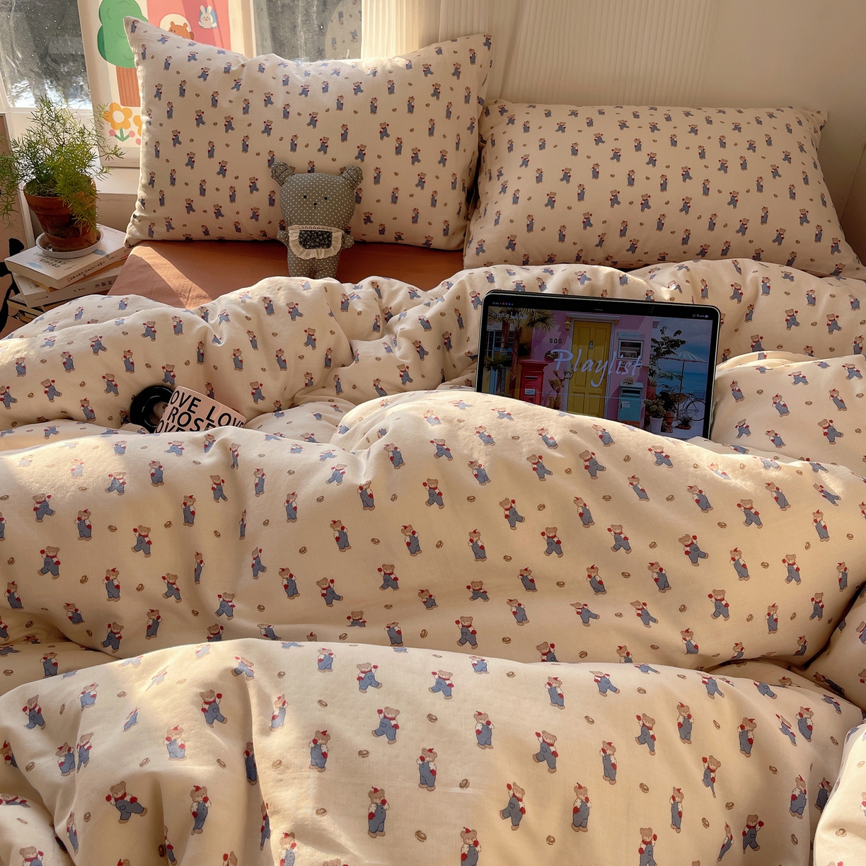 91家纺网 家纺一手货源 找家纺 六巷胡同 2026新款INS博主风卡通A类全棉双层纱四件套 双层纱-多乐背带熊