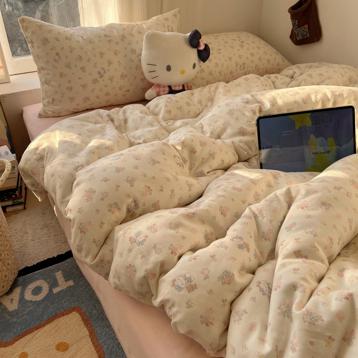 91家纺网 家纺一手货源 找家纺 六巷胡同 2026新款INS博主风卡通A类全棉双层纱四件套 双层纱-花圃萝莉猫