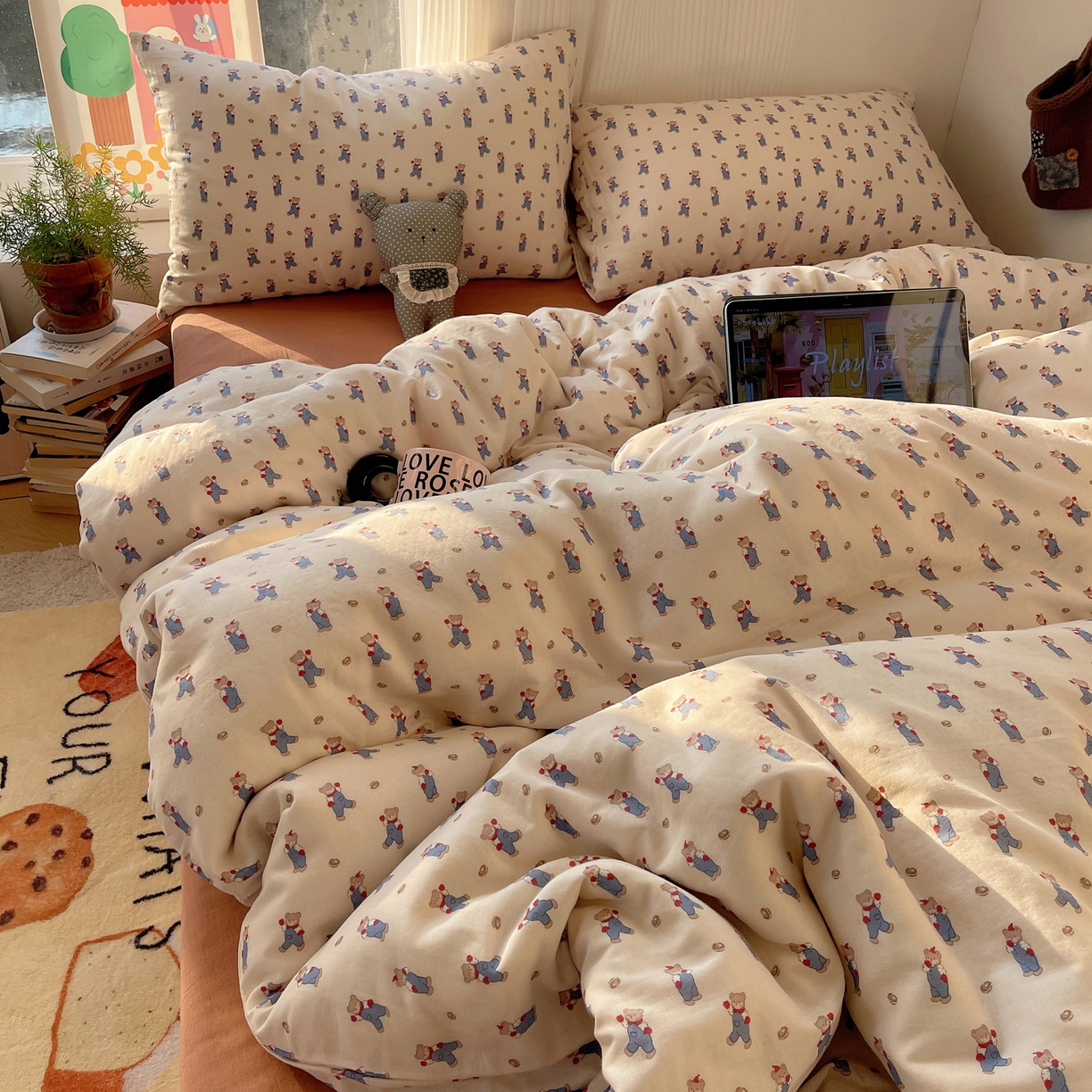 91家纺网 家纺一手货源 找家纺 六巷胡同 2026新款INS博主风卡通A类全棉双层纱四件套 双层纱-多乐背带熊