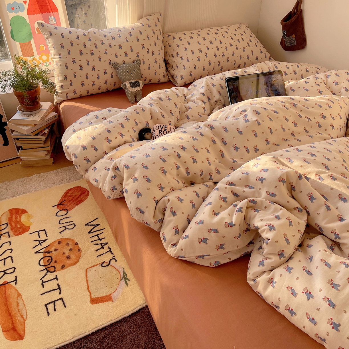 91家纺网 家纺一手货源 找家纺 六巷胡同 2026新款INS博主风卡通A类全棉双层纱四件套 双层纱-多乐背带熊