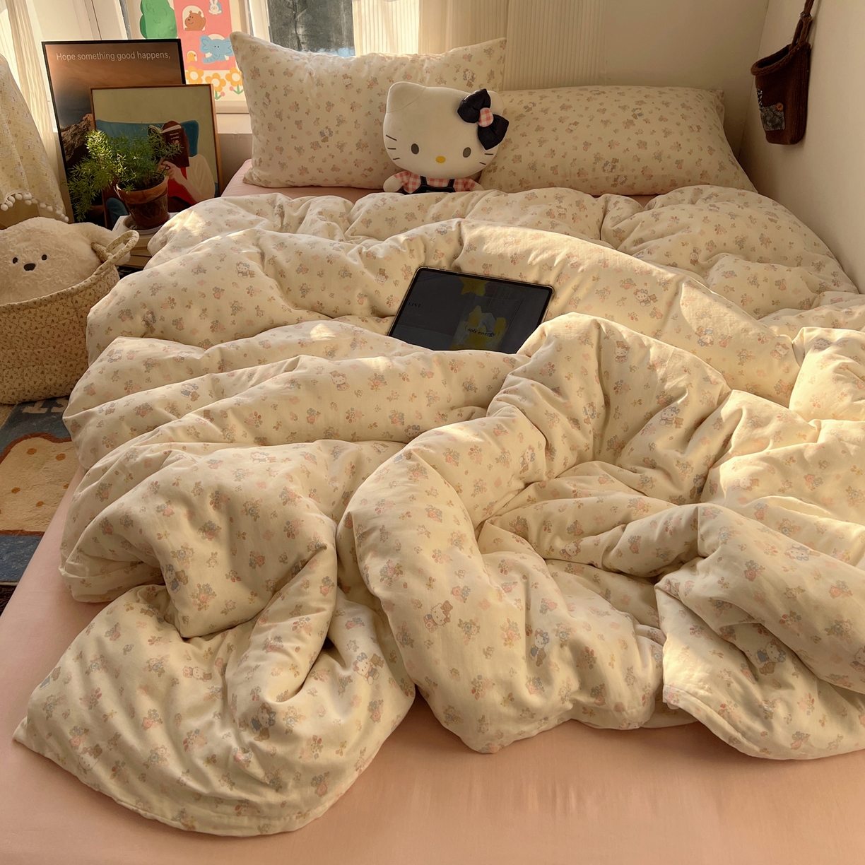 91家纺网 家纺一手货源 找家纺 六巷胡同 2026新款INS博主风卡通A类全棉双层纱四件套 双层纱-花圃萝莉猫