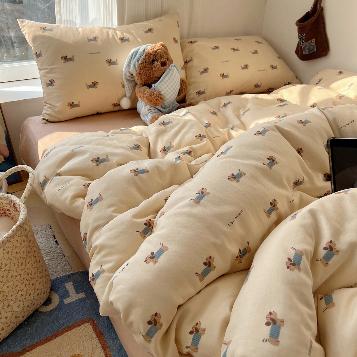 91家纺网 家纺一手货源 找家纺 六巷胡同 2026新款INS博主风卡通A类全棉双层纱四件套 双层纱-贝雷腊肠狗