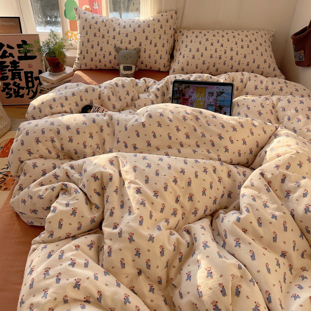 91家纺网 家纺一手货源 找家纺 六巷胡同 2026新款INS博主风卡通A类全棉双层纱四件套 双层纱-多乐背带熊