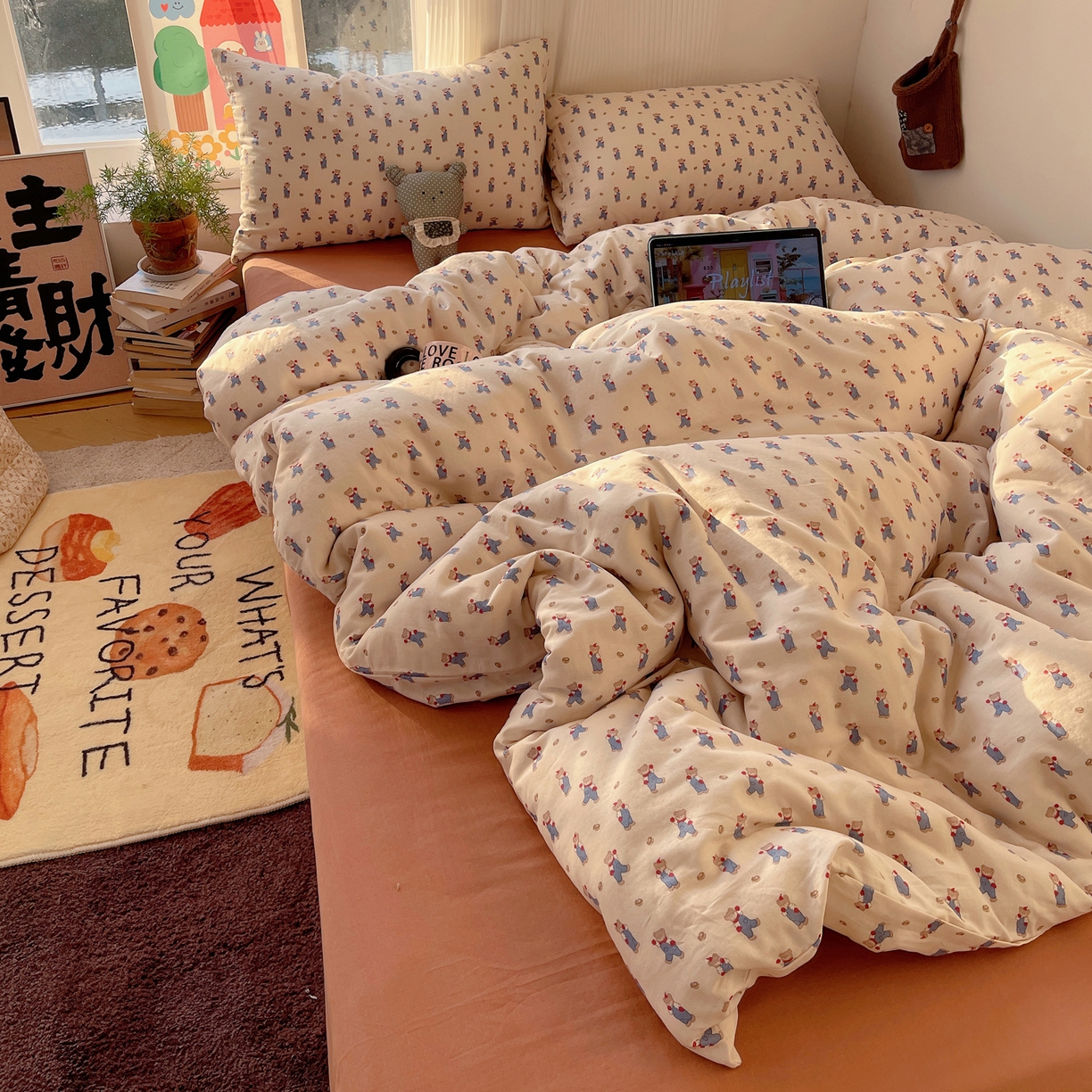 91家纺网 家纺一手货源 找家纺 六巷胡同 2026新款INS博主风卡通A类全棉双层纱四件套 双层纱-多乐背带熊