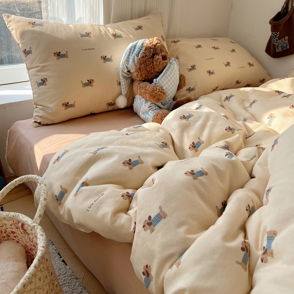 91家纺网 家纺一手货源 找家纺 六巷胡同 2026新款INS博主风卡通A类全棉双层纱四件套 双层纱-贝雷腊肠狗