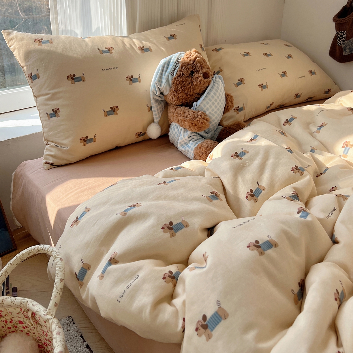 91家纺网 家纺一手货源 找家纺 六巷胡同 2026新款INS博主风卡通A类全棉双层纱四件套 双层纱-贝雷腊肠狗