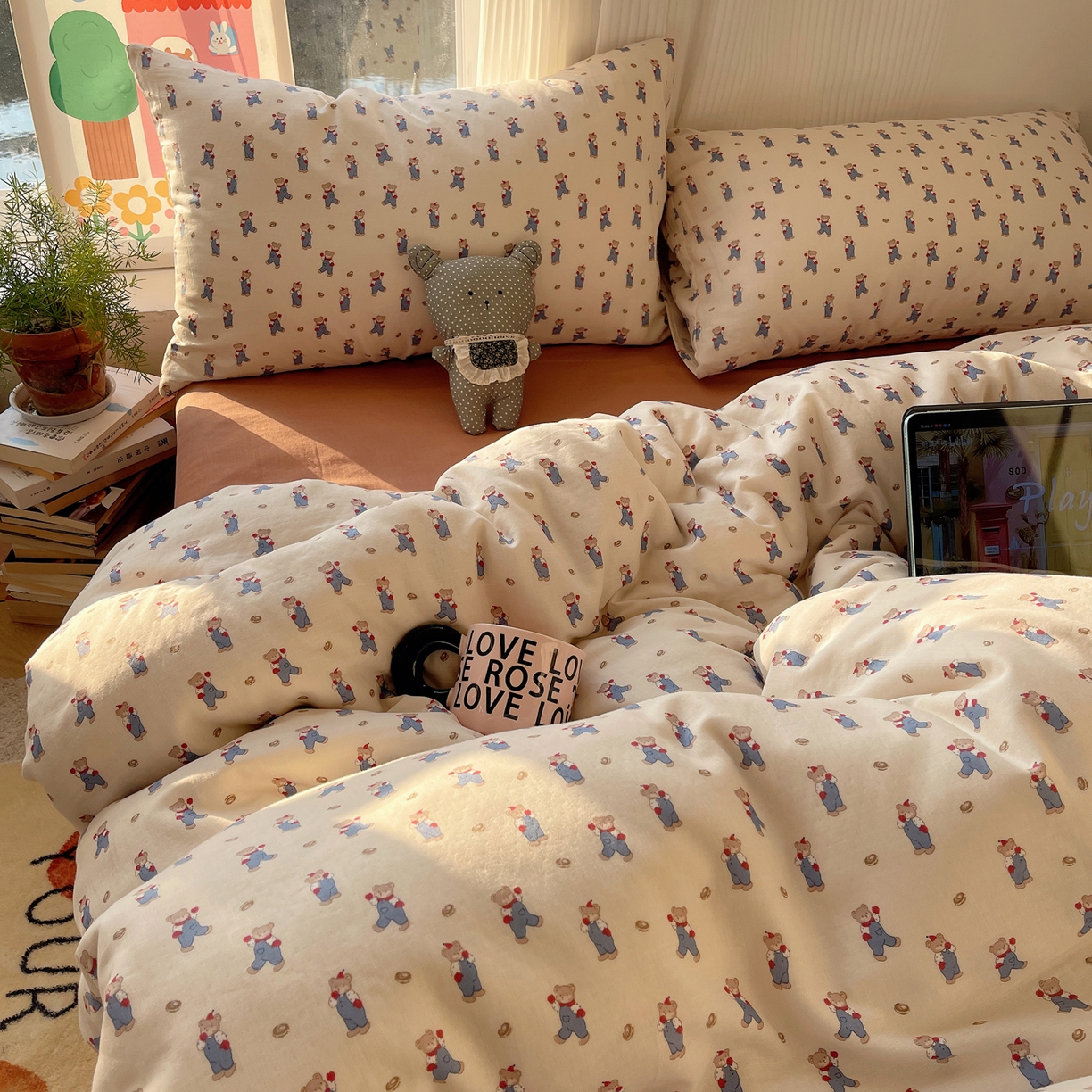 91家纺网 家纺一手货源 找家纺 六巷胡同 2026新款INS博主风卡通A类全棉双层纱四件套 双层纱-多乐背带熊