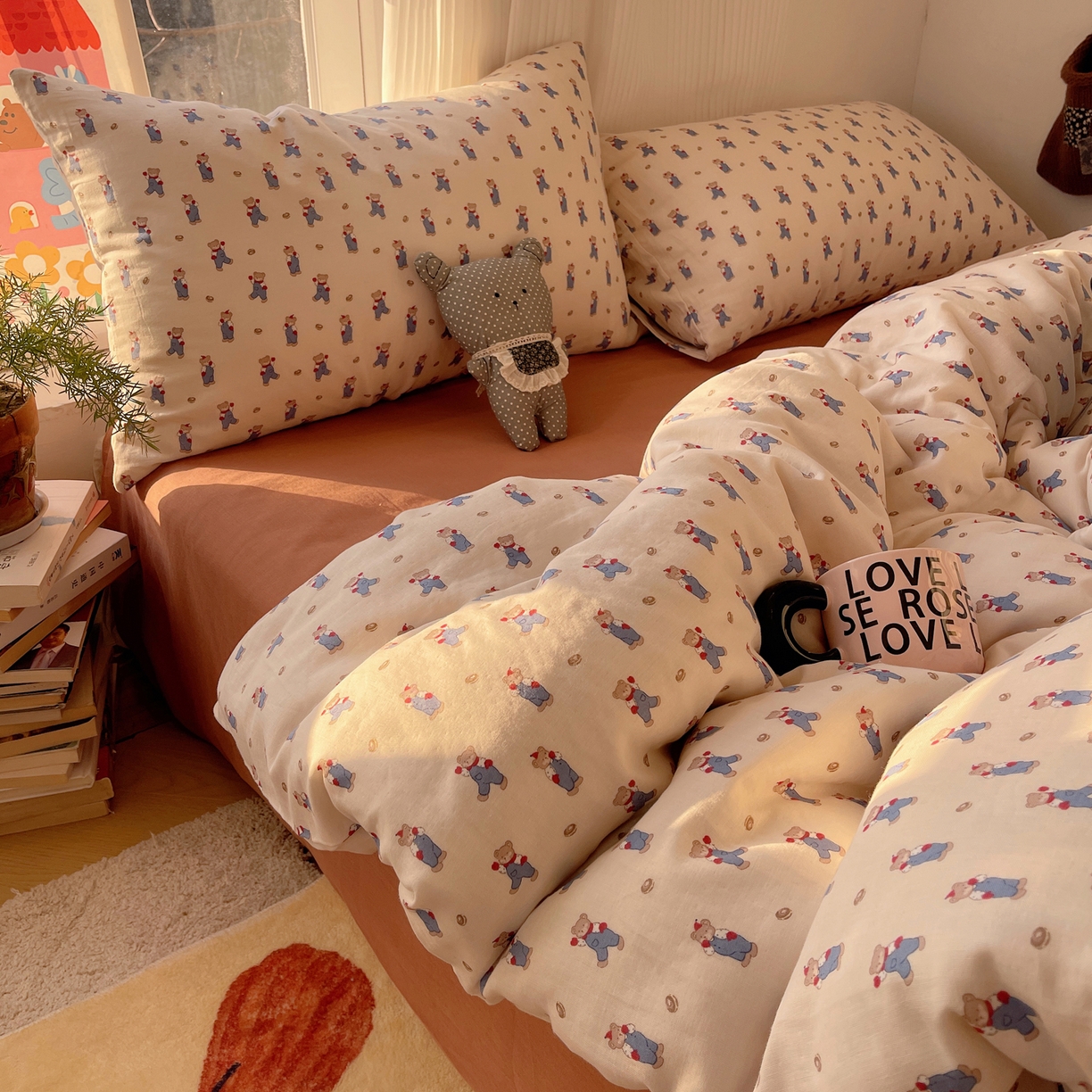 91家纺网 家纺一手货源 找家纺 六巷胡同 2026新款INS博主风卡通A类全棉双层纱四件套 双层纱-多乐背带熊