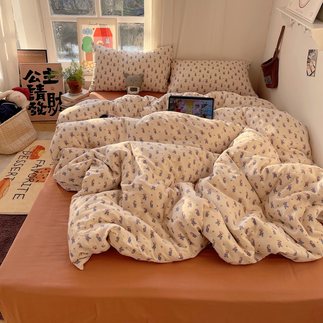 91家纺网 家纺一手货源 找家纺 六巷胡同 2026新款INS博主风卡通A类全棉双层纱四件套 双层纱-多乐背带熊