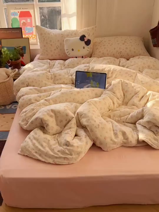 91家纺网 家纺一手货源 找家纺 六巷胡同 2026新款INS博主风卡通A类全棉双层纱四件套 双层纱-花圃萝莉猫