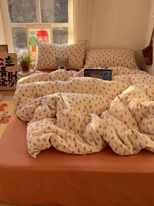 91家纺网 家纺一手货源 找家纺 六巷胡同 2026新款INS博主风卡通A类全棉双层纱四件套 双层纱-多乐背带熊