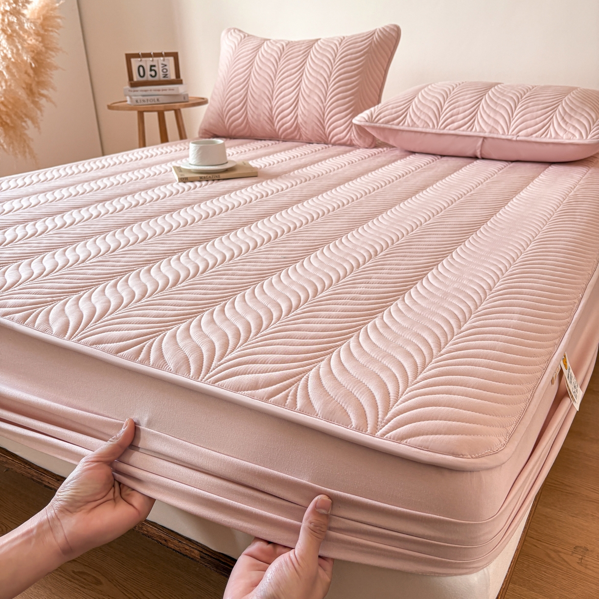 91家纺网 家纺一手货源 找家纺 居眠 2026新款叶链夹棉防水床笠 叶链-粉色