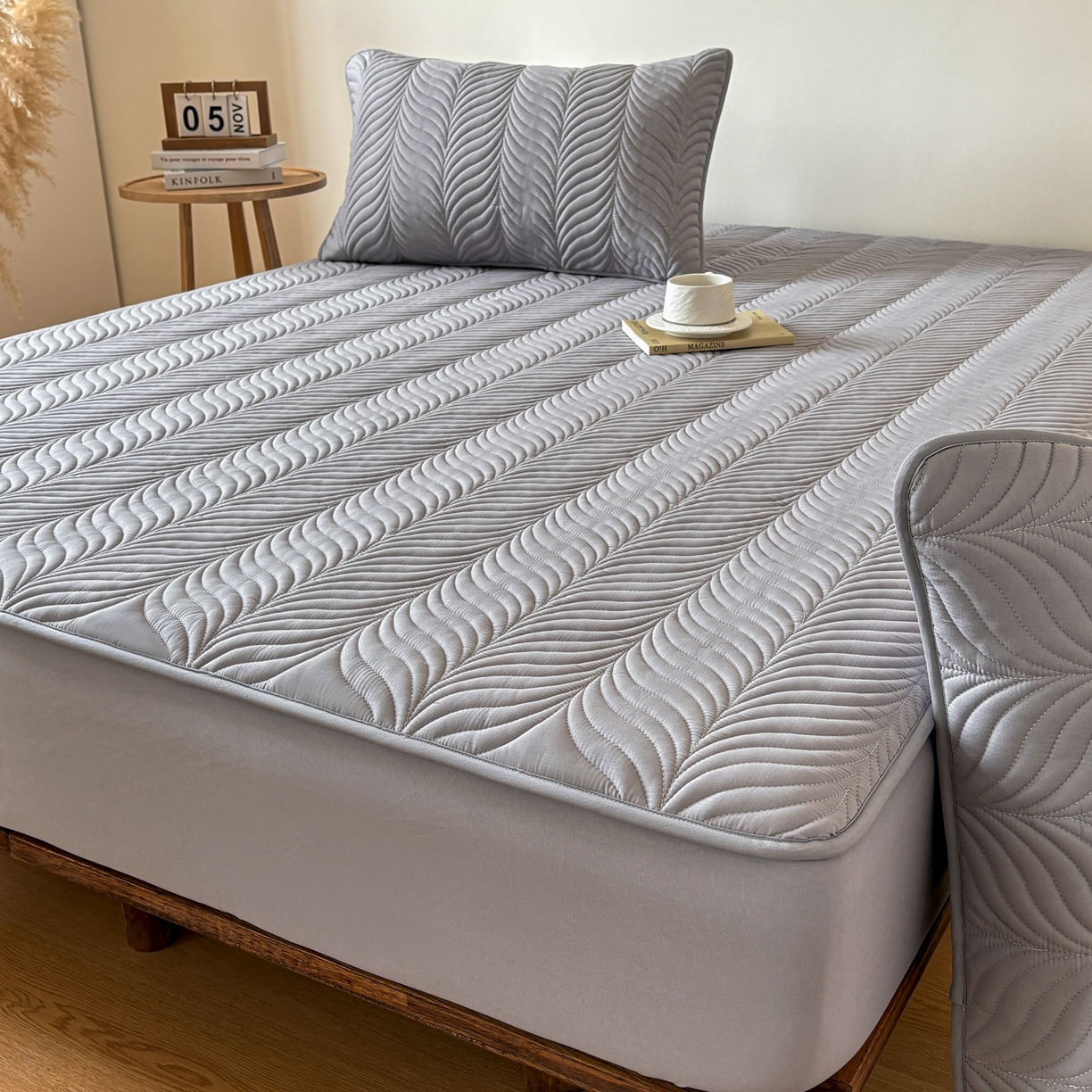 91家纺网 家纺一手货源 找家纺 居眠 2026新款叶链夹棉防水床笠 叶链-灰色