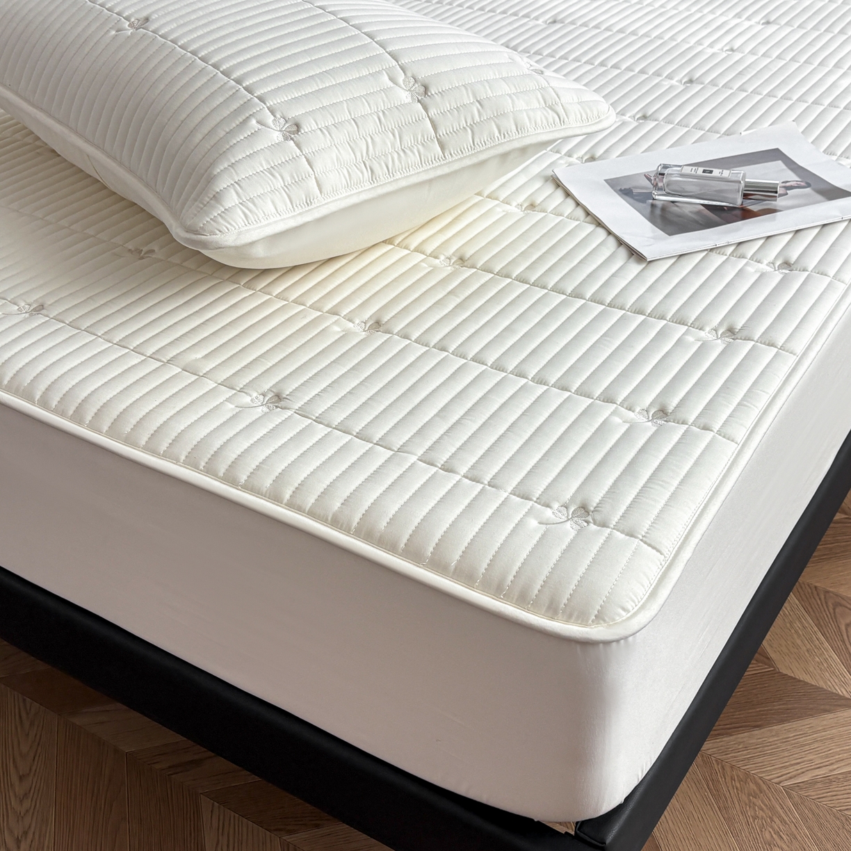 91家纺网 家纺一手货源 找家纺 （总）居眠 2026新款三叶草刺绣夹棉防水床笠