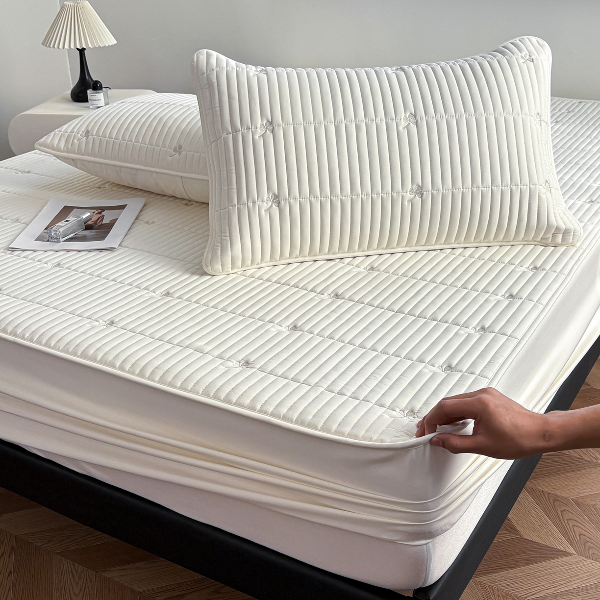 91家纺网 家纺一手货源 找家纺 居眠 2026新款三叶草刺绣夹棉防水床笠 三叶草-白色