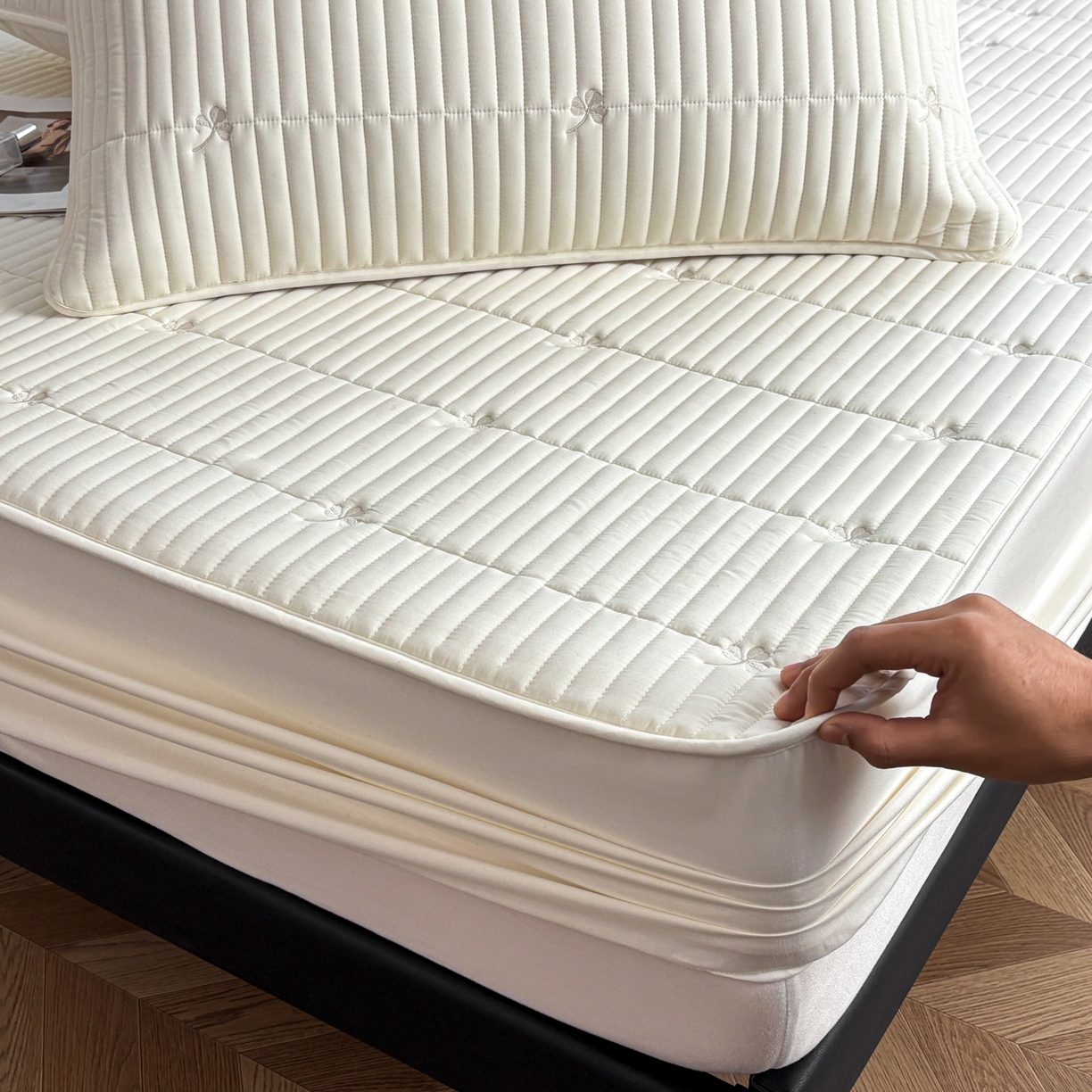 91家纺网 家纺一手货源 找家纺 （总）居眠 2026新款三叶草刺绣夹棉防水床笠