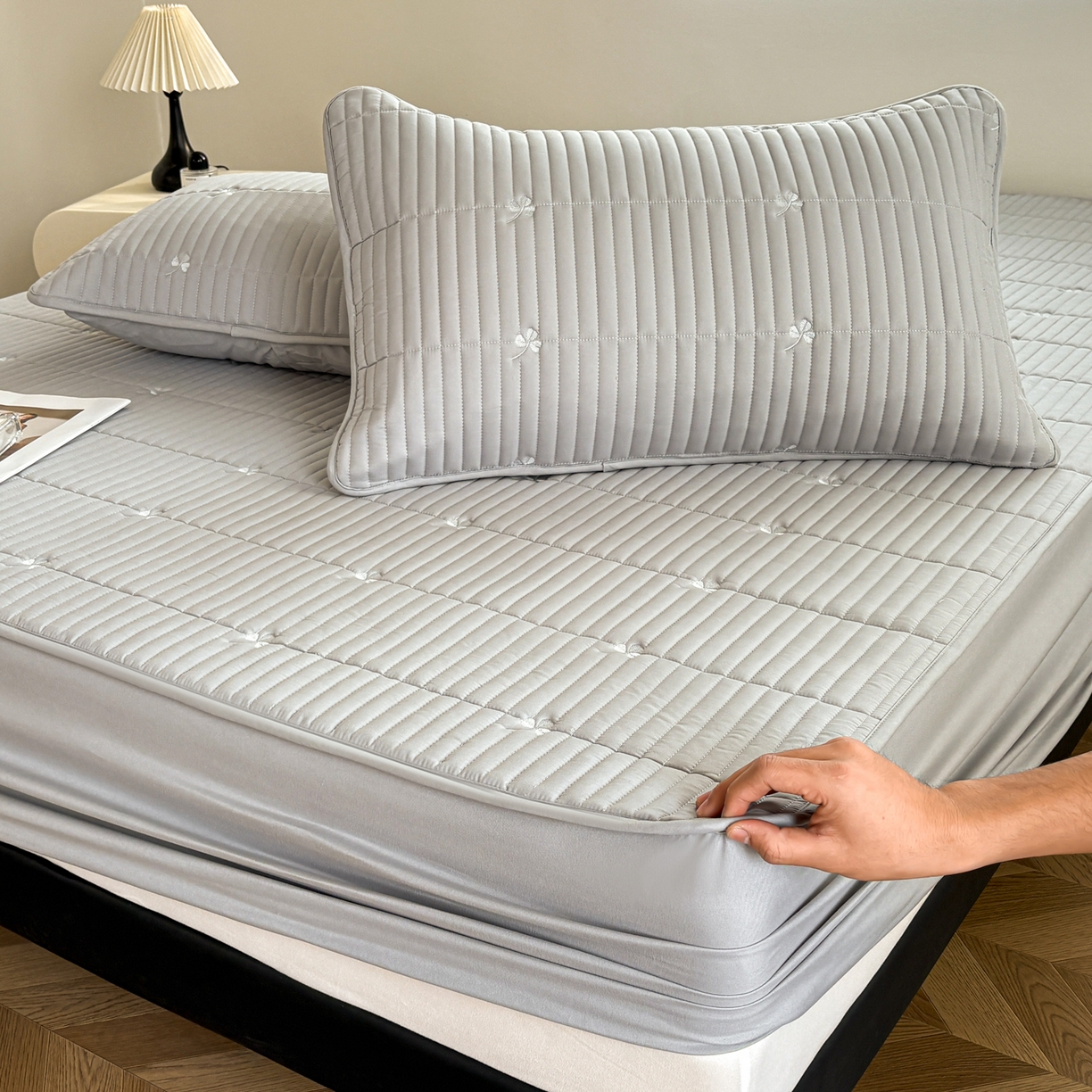 91家纺网 家纺一手货源 找家纺 居眠 2026新款三叶草刺绣夹棉防水床笠 三叶草-灰色