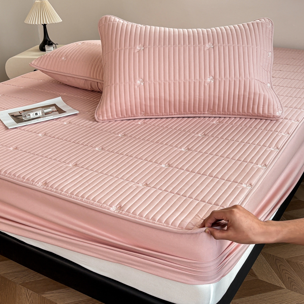 91家纺网 家纺一手货源 找家纺 （总）居眠 2026新款三叶草刺绣夹棉防水床笠