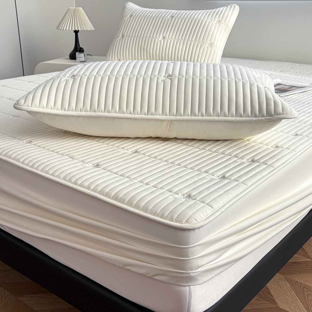 91家纺网 家纺一手货源 找家纺 居眠 2026新款三叶草刺绣夹棉防水床笠 三叶草-白色