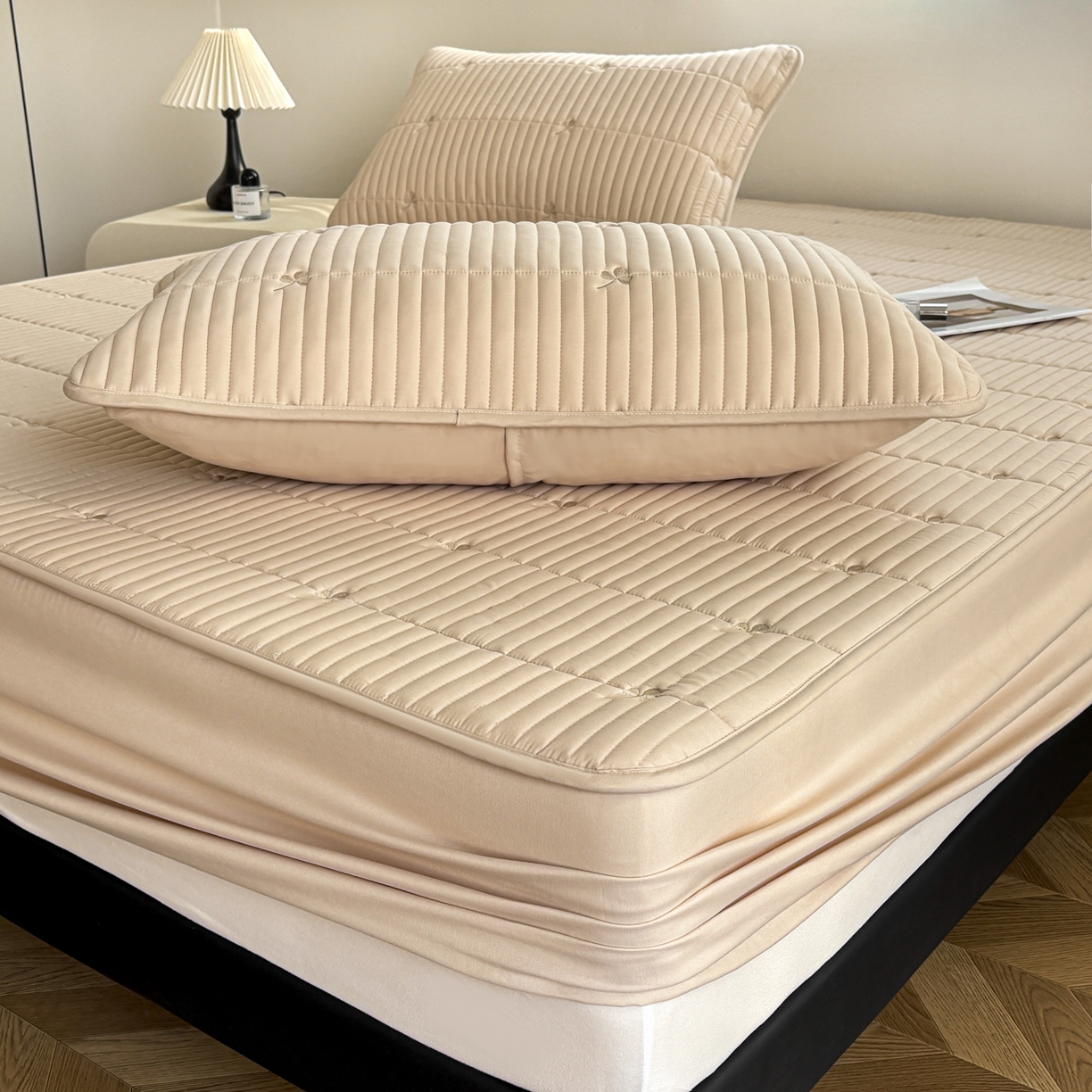 居眠 2026新款三叶草刺绣夹棉防水床笠 三叶草-卡其色