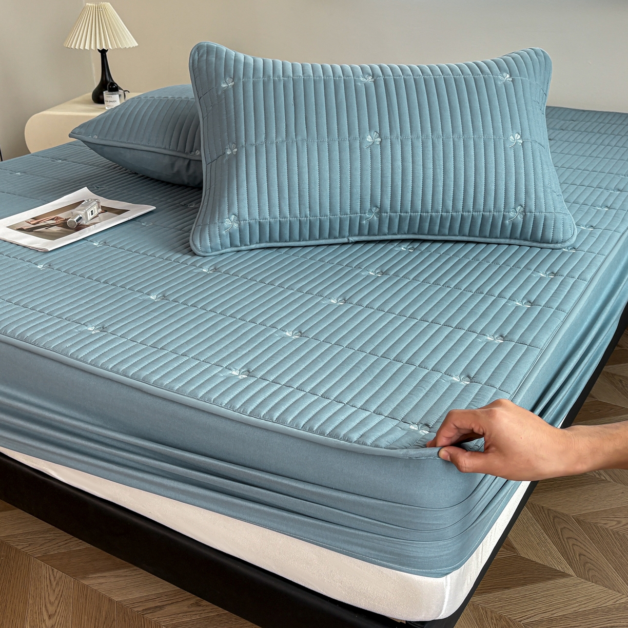 91家纺网 家纺一手货源 找家纺 （总）居眠 2026新款三叶草刺绣夹棉防水床笠