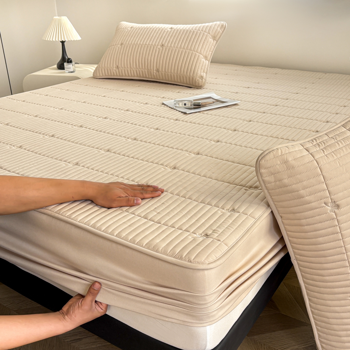 91家纺网 家纺一手货源 找家纺 居眠 2026新款三叶草刺绣夹棉防水床笠 三叶草-卡其色