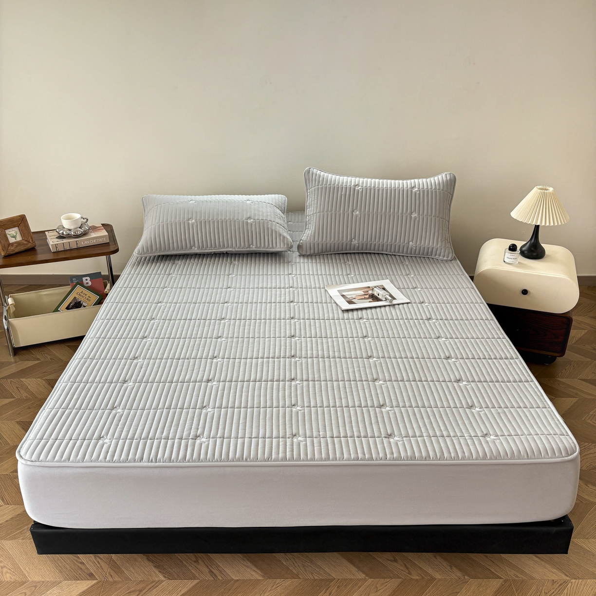 91家纺网 家纺一手货源 找家纺 居眠 2026新款三叶草刺绣夹棉防水床笠 三叶草-灰色