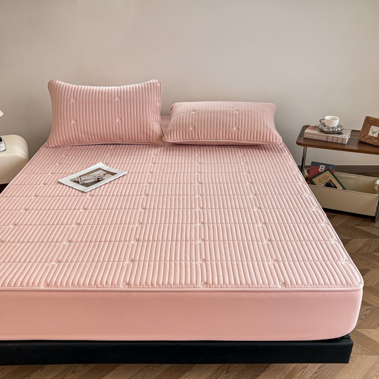 91家纺网 家纺一手货源 找家纺 居眠 2026新款三叶草刺绣夹棉防水床笠 三叶草-粉色