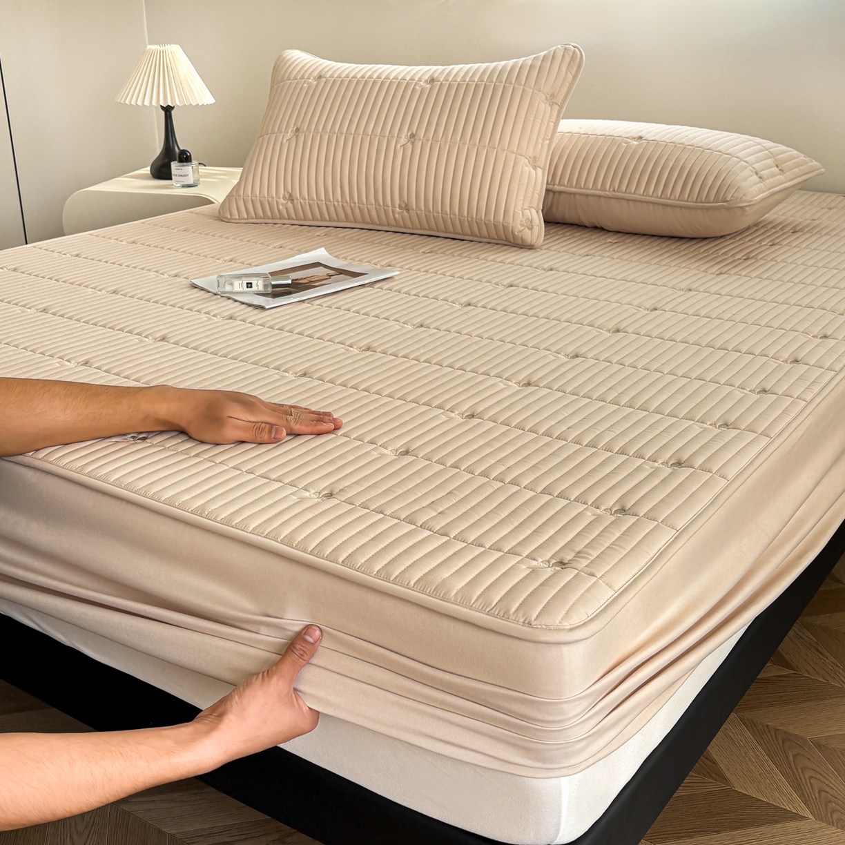 91家纺网 家纺一手货源 找家纺 居眠 2026新款三叶草刺绣夹棉防水床笠 三叶草-卡其色