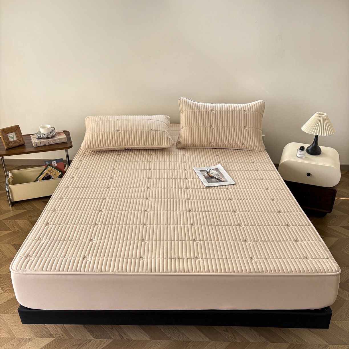 91家纺网 家纺一手货源 找家纺 居眠 2026新款三叶草刺绣夹棉防水床笠 三叶草-卡其色