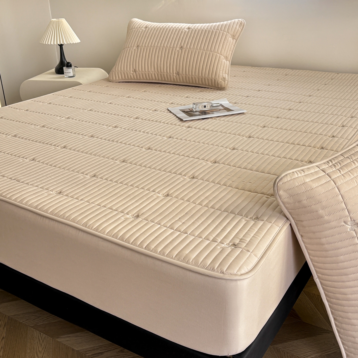 91家纺网 家纺一手货源 找家纺 居眠 2026新款三叶草刺绣夹棉防水床笠 三叶草-卡其色