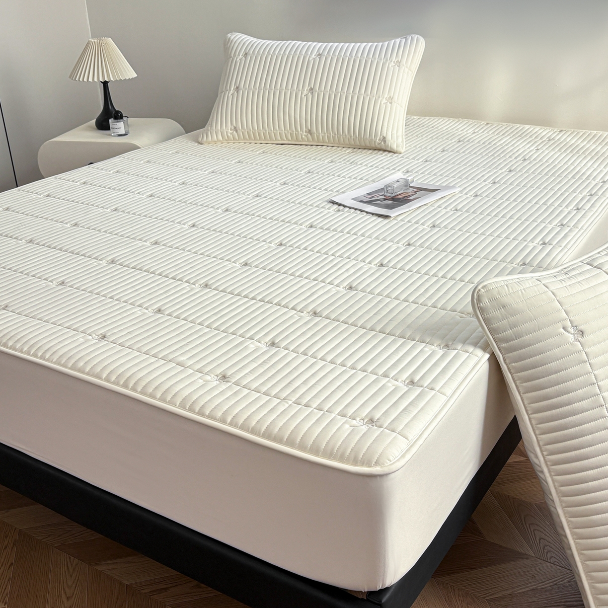 91家纺网 家纺一手货源 找家纺 居眠 2026新款三叶草刺绣夹棉防水床笠 三叶草-白色