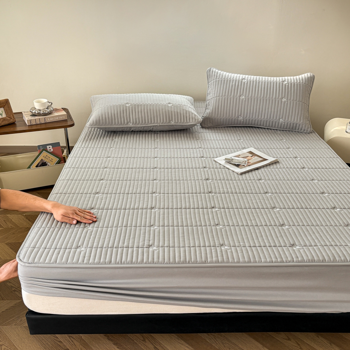 91家纺网 家纺一手货源 找家纺 居眠 2026新款三叶草刺绣夹棉防水床笠 三叶草-灰色