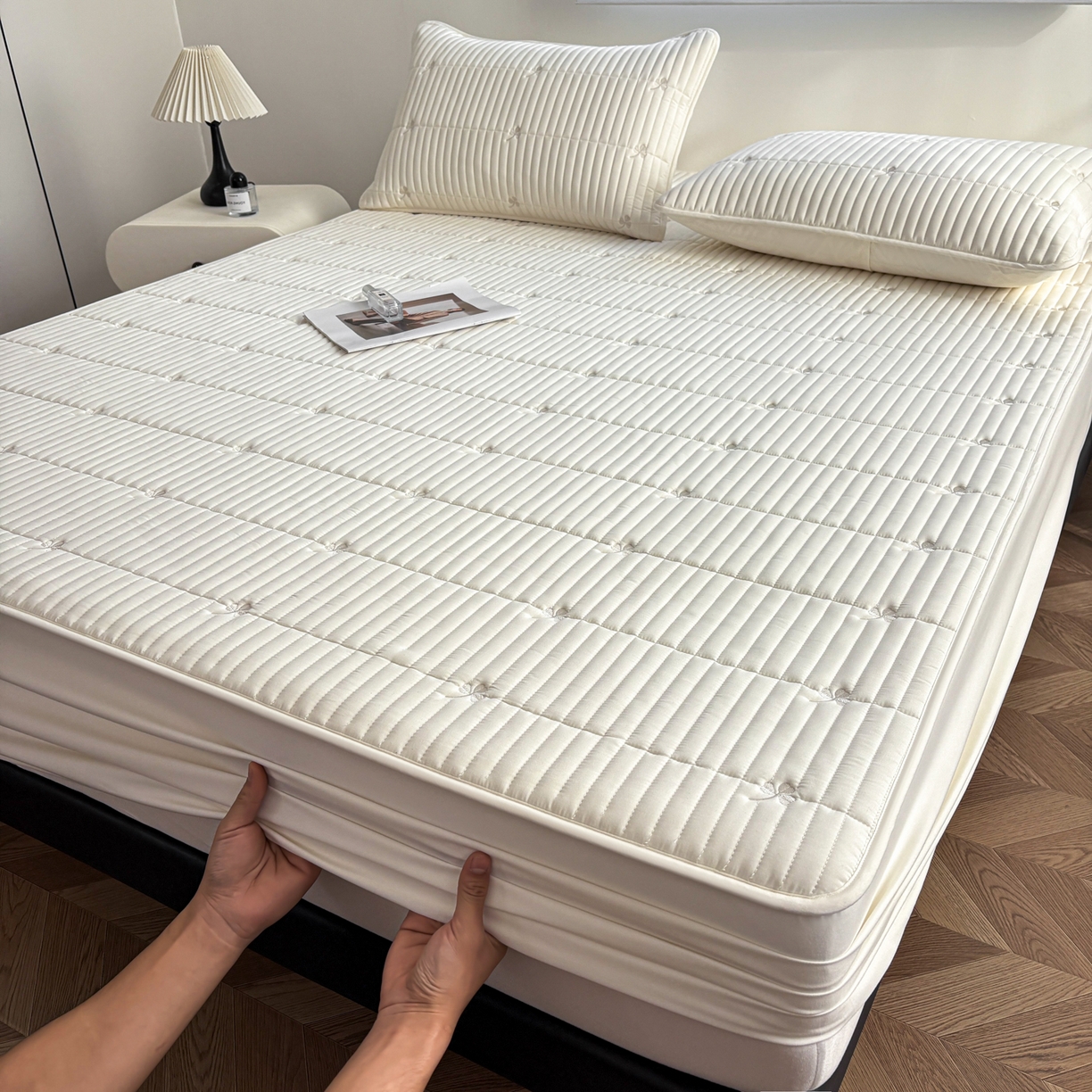 91家纺网 家纺一手货源 找家纺 居眠 2026新款三叶草刺绣夹棉防水床笠 三叶草-白色