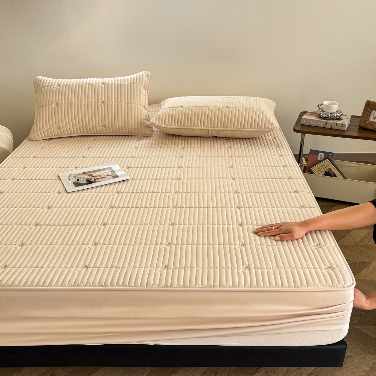 91家纺网 家纺一手货源 找家纺 居眠 2026新款三叶草刺绣夹棉防水床笠 三叶草-卡其色