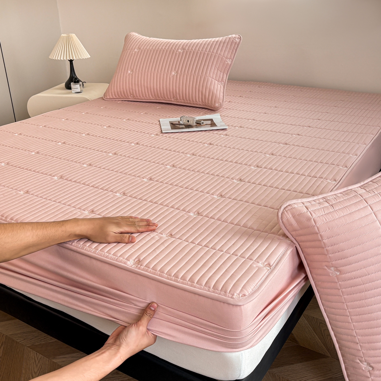 91家纺网 家纺一手货源 找家纺 居眠 2026新款三叶草刺绣夹棉防水床笠 三叶草-粉色