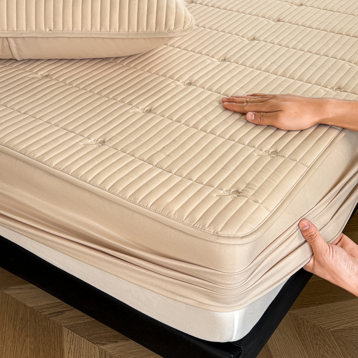 91家纺网 家纺一手货源 找家纺 居眠 2026新款三叶草刺绣夹棉防水床笠 三叶草-卡其色