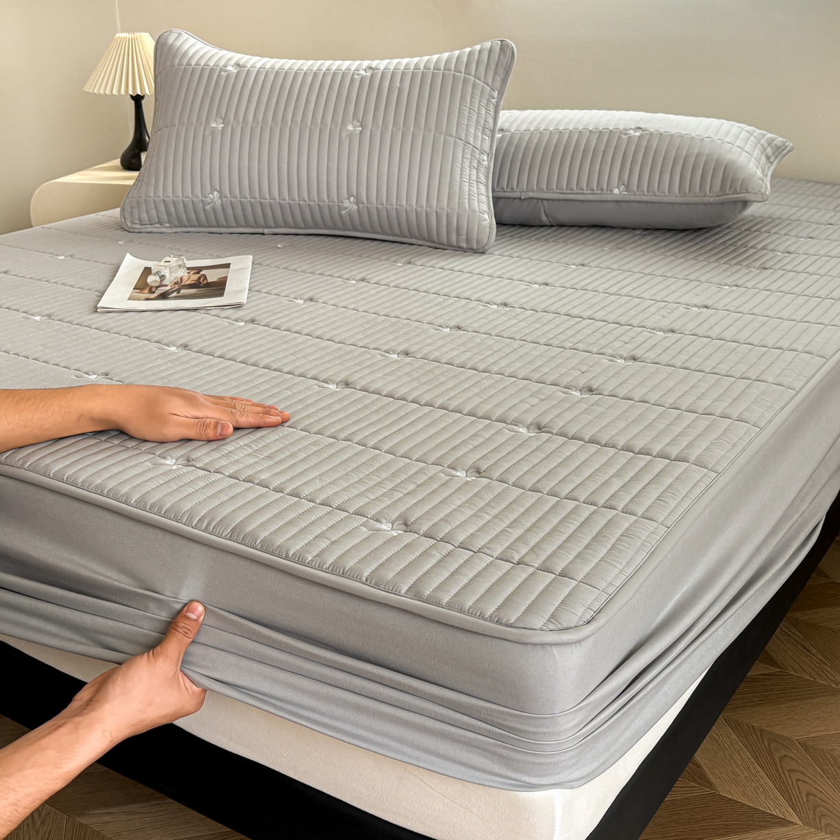 91家纺网 家纺一手货源 找家纺 居眠 2026新款三叶草刺绣夹棉防水床笠 三叶草-灰色