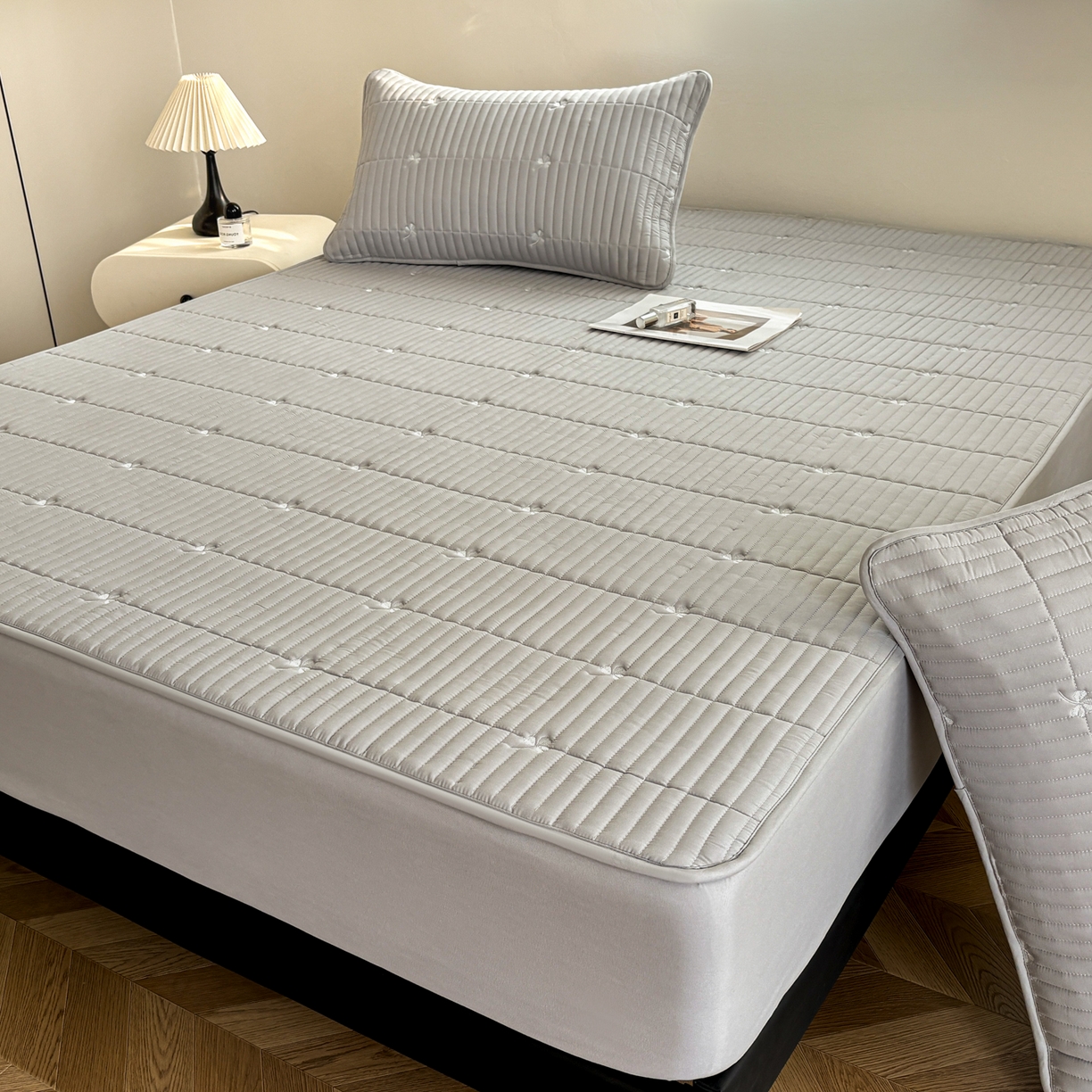 91家纺网 家纺一手货源 找家纺 居眠 2026新款三叶草刺绣夹棉防水床笠 三叶草-灰色