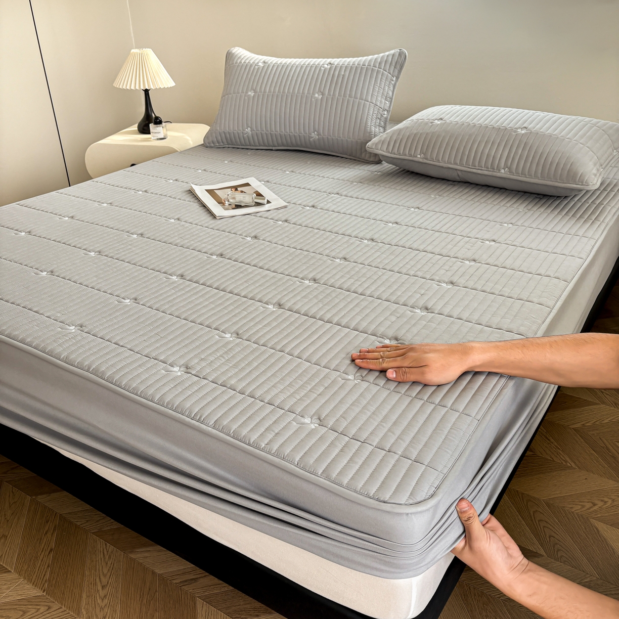 91家纺网 家纺一手货源 找家纺 居眠 2026新款三叶草刺绣夹棉防水床笠 三叶草-灰色