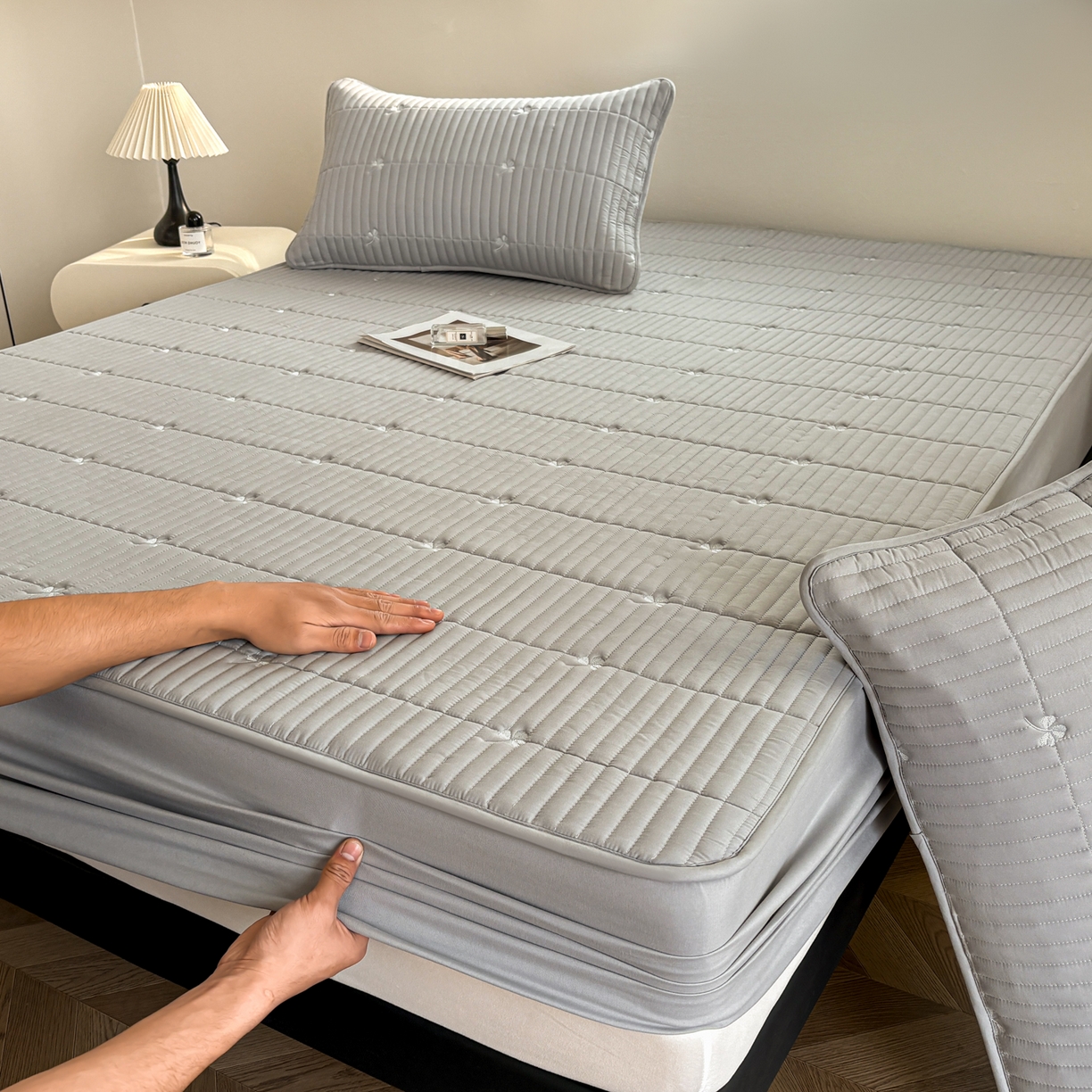 91家纺网 家纺一手货源 找家纺 居眠 2026新款三叶草刺绣夹棉防水床笠 三叶草-灰色