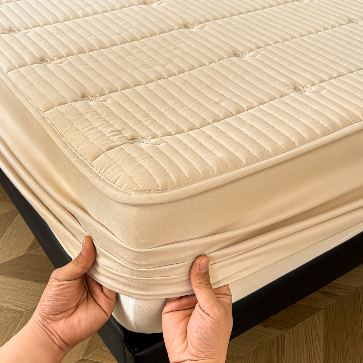 91家纺网 家纺一手货源 找家纺 居眠 2026新款三叶草刺绣夹棉防水床笠 三叶草-卡其色