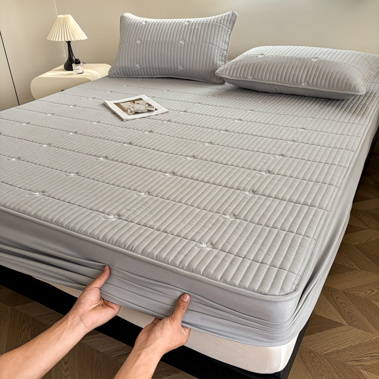 91家纺网 家纺一手货源 找家纺 居眠 2026新款三叶草刺绣夹棉防水床笠 三叶草-灰色