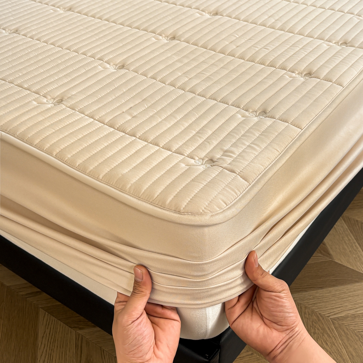 91家纺网 家纺一手货源 找家纺 居眠 2026新款三叶草刺绣夹棉防水床笠 三叶草-卡其色